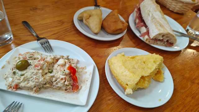Cocinero/a y Ayudante/a de Cocina