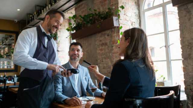 CAMARERO DE SALA PARA MOLINS DE REI
