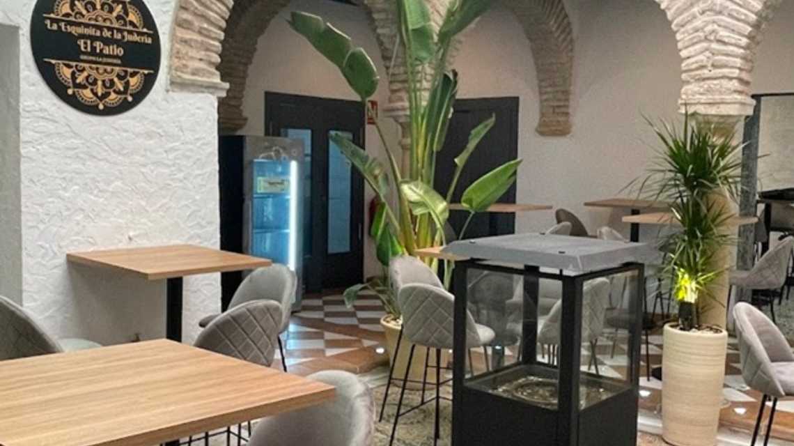 La Esquinita de la Juderia ,El patio cover image