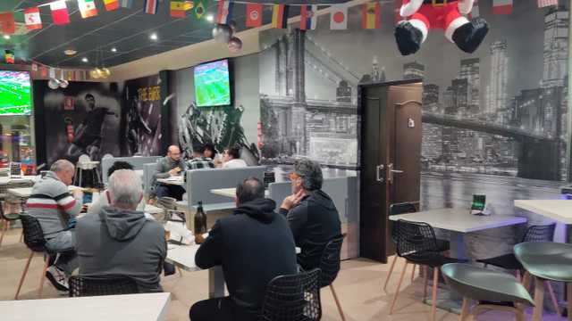 (camareros, ayudantes de cocina, ayudantes de pizzero, encargados)