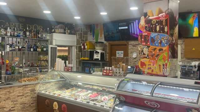 Dependiente en vitrina helados