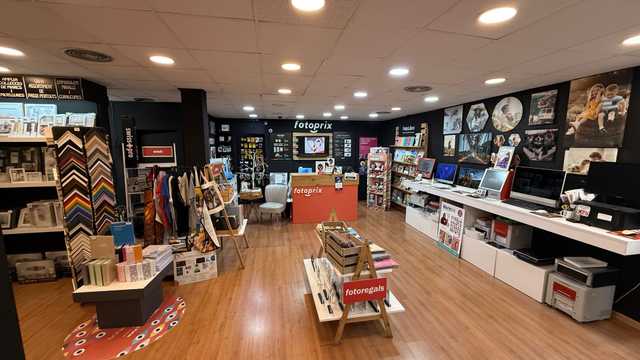 Dependienta tienda-estudio fotografia