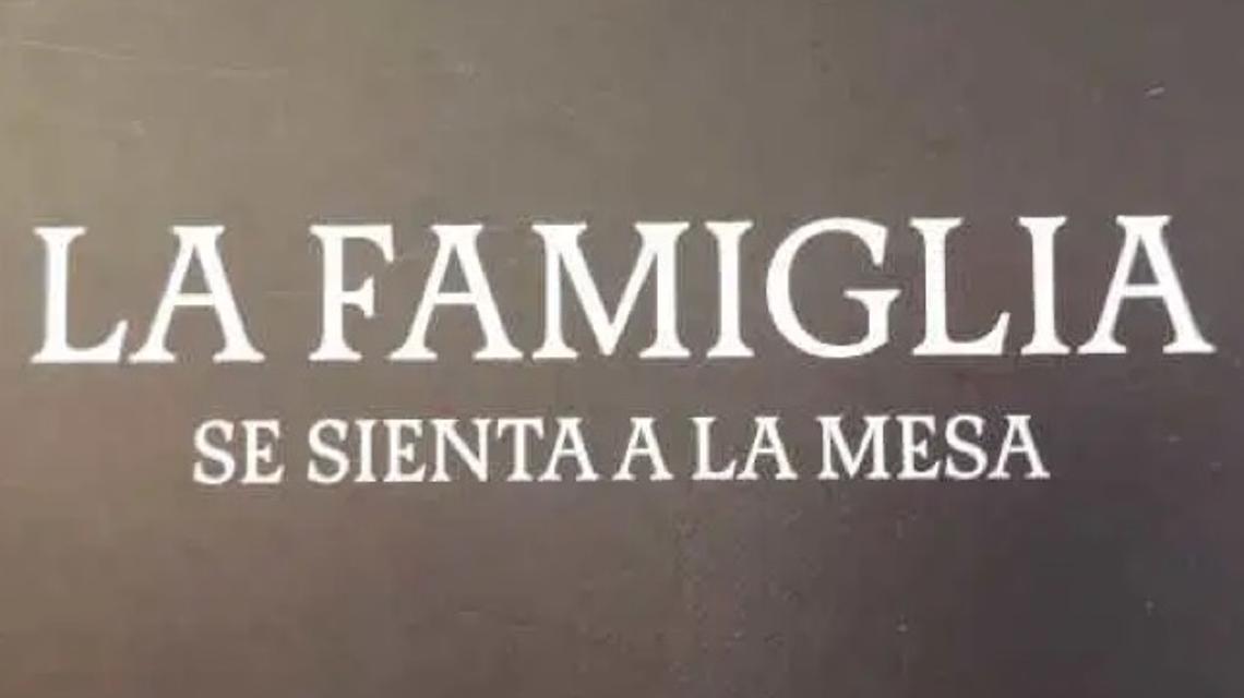 La Famiglia se sienta a la mesa cover image