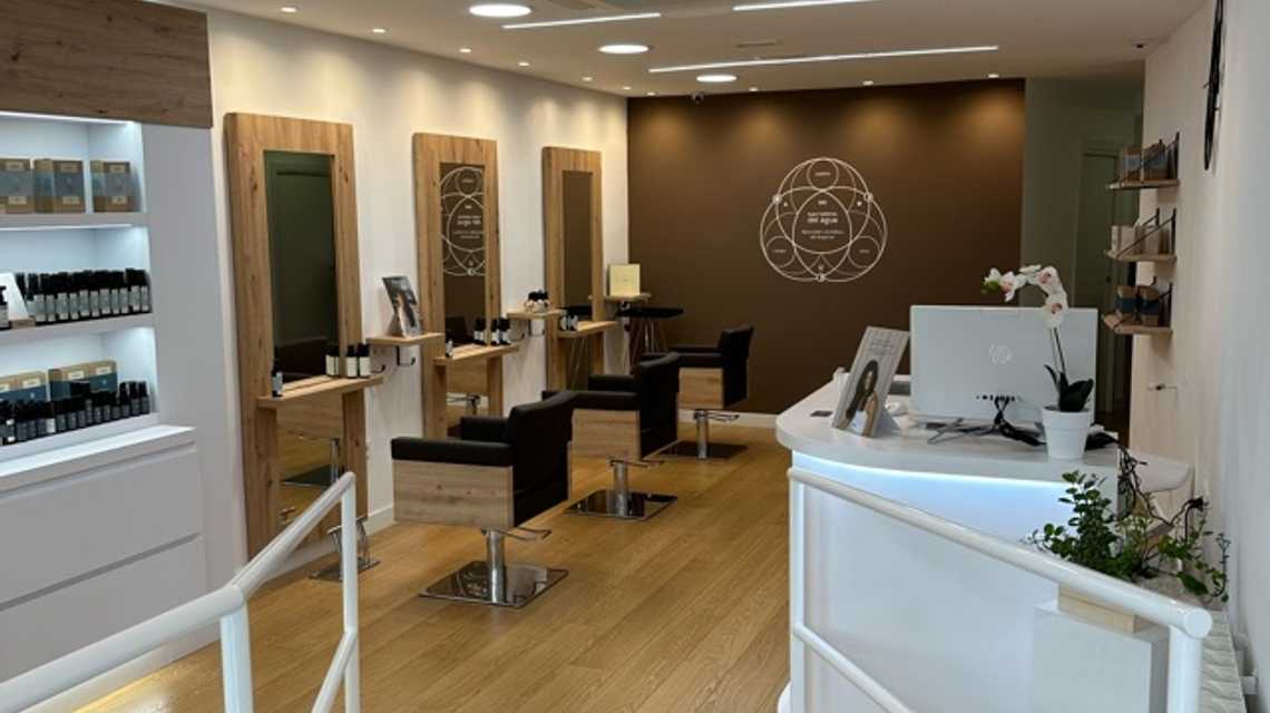 Carmen Veloz estética y peluquería saludable  cover image