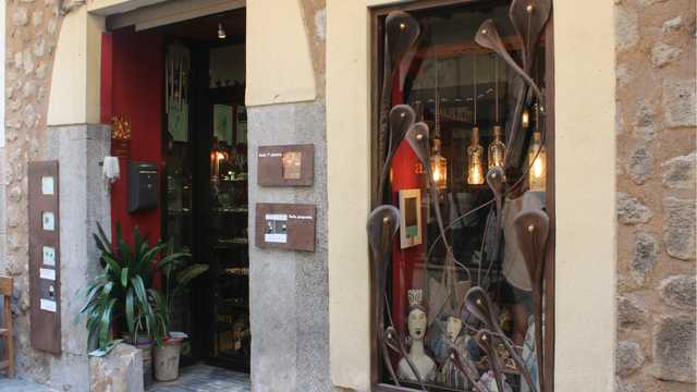 Dependienta Tienda Artesania Contemporánea