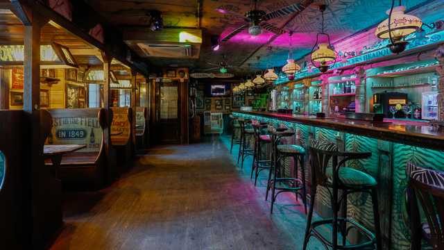 SOCIO/A ENCARGADO/A DE BAR DE COPAS – MONTECARMELO (MADRID)