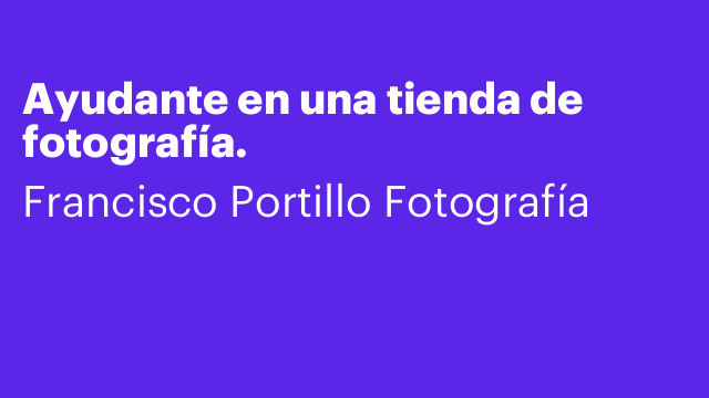 Ayudante en una tienda de fotografía.