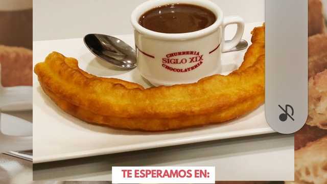 Camarero y cafetera con experiencia