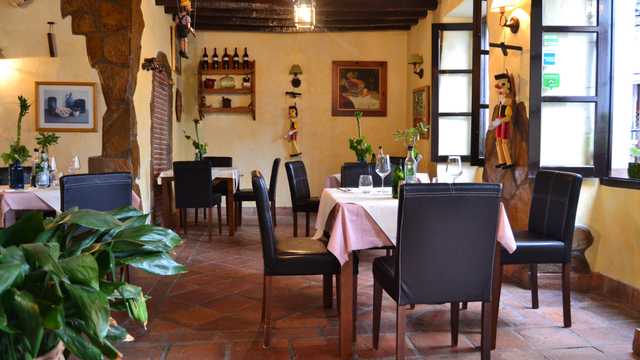 Camarero/a y Ayudante/a de Cocina