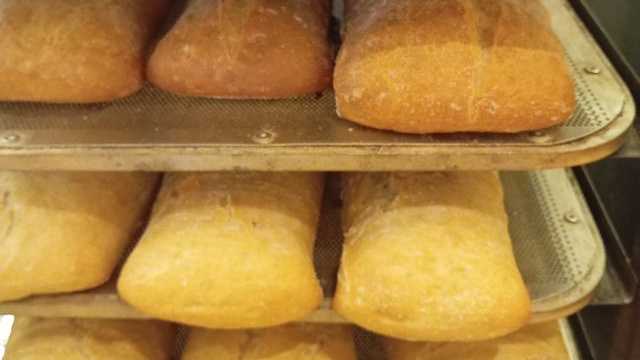 Camarero y venta de pan