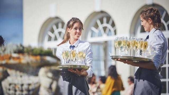 PERSONAL PARA EVENTOS – CAMAREROS/AS Y APOYO EN SERVICIOS