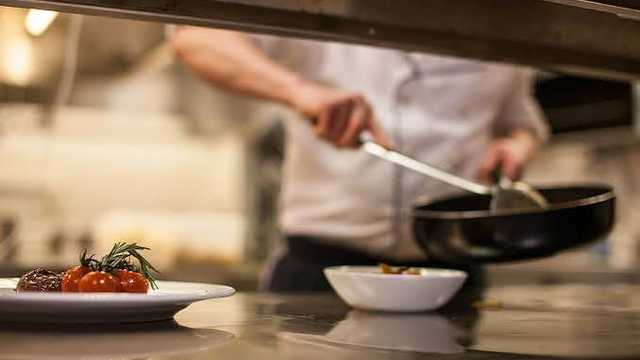 Ayudante/a de Cocina y Limpiador/a