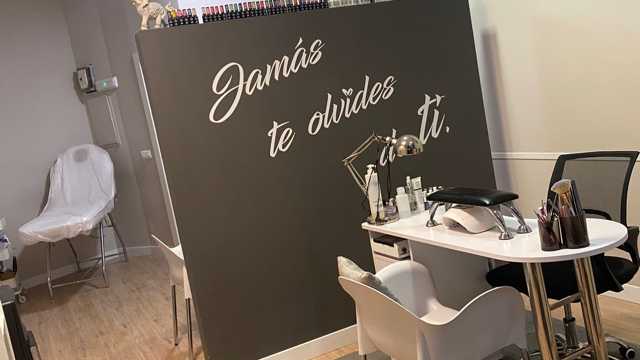 Manicurista y extensiones de pestañas con experiencia