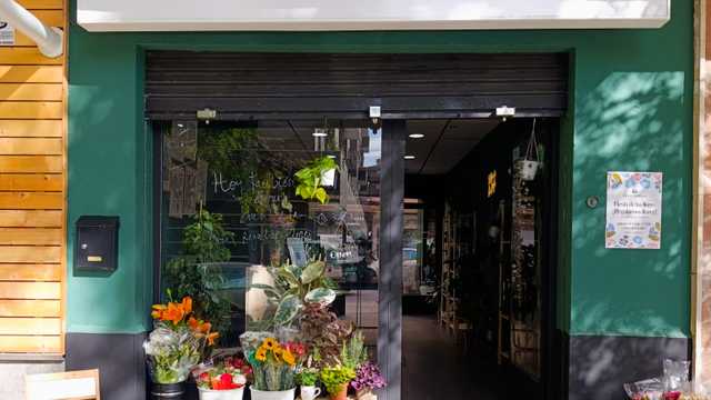 Repartidor con moto o patinete