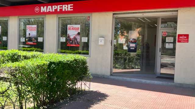 Personal comercial de atención al público.