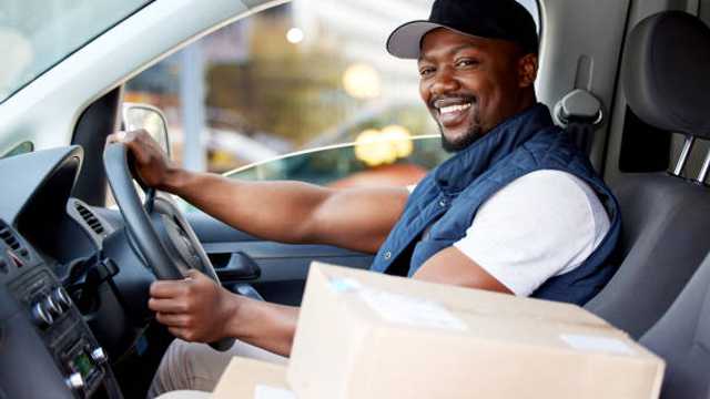 Conductor repartidor paqueteria en furgoneta