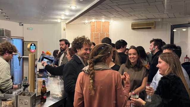 Camarero/a y Ayudante/a de Cocina