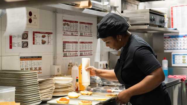 TONY ROMA'S PLAZA CÁNOVAS - Ayudante/a de Cocina