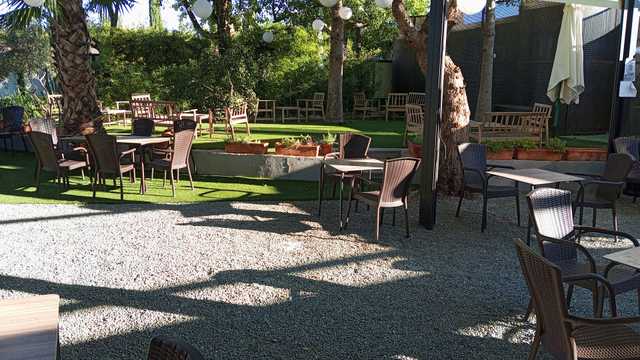 Recepcionista/camarero/cocinero