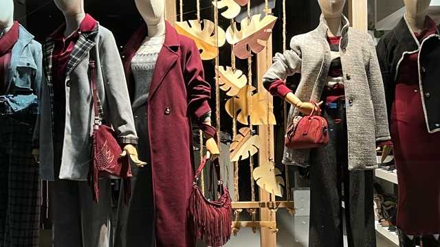 Dependienta de tienda de ropa mujer