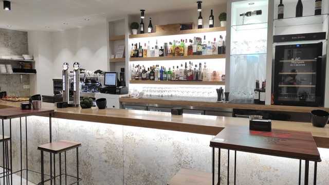 Camarero/a y Ayudante/a de Cocina