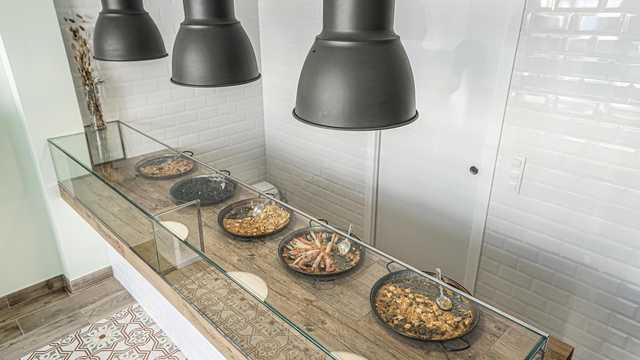 Ayudante de cocina en formación — catering de paellas y eventos