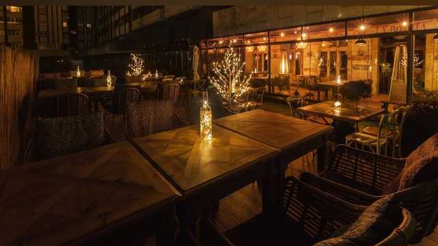 Metre/ encargado y un camarero