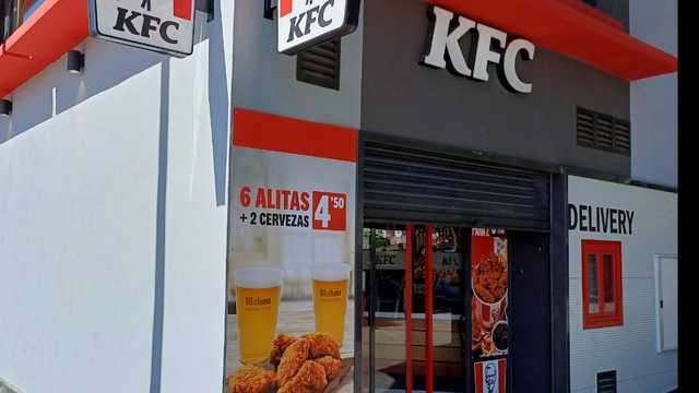 CREW MEMBER EN KFC PUENTE DE SEGOVIA