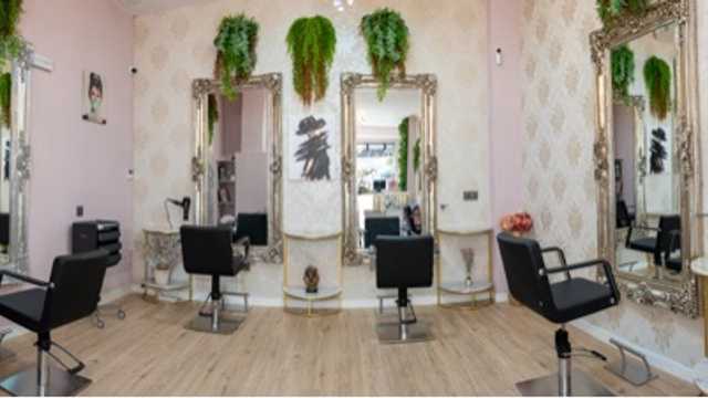 ⸻  💇‍♀️ Se alquila puesto de peluquería –  🇪🇸