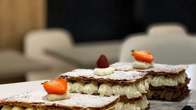 Pastelero/a ayudante/a u oficial de 2°