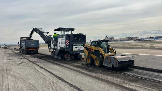 Maquinista de fresadora y minicargadora (barredora)