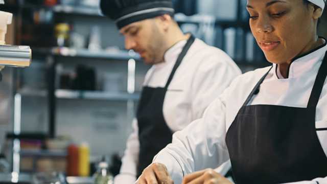 Cocinero/a y Ayudante/a de Cocina