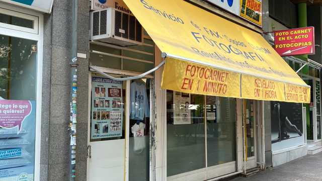 Dependiente en tienda de fotografía