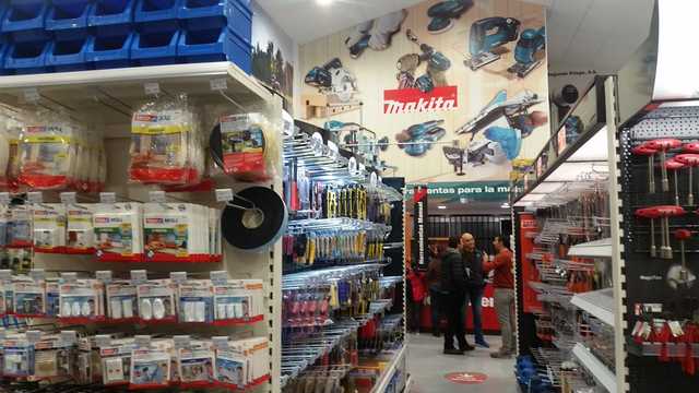 Dependiente de ferretería y bricolaje