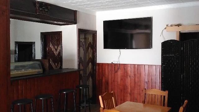 Camarero de barra en cafetería pequeña