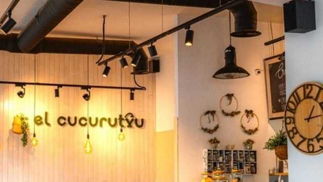 Camarero en cafetería heladería