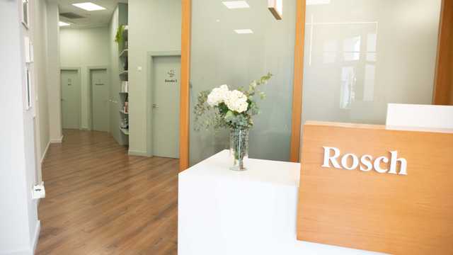 Recepcionista en clínica dental.