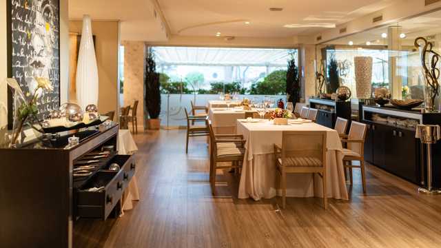 Limpieza del restaurante-cafetería en horario de 6.30 a 14.30 h.