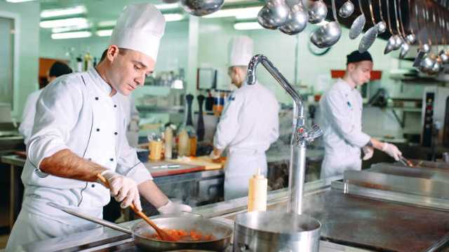 💫 Trabajo Ya: Ayudantes de Cocina – Madrid Centro