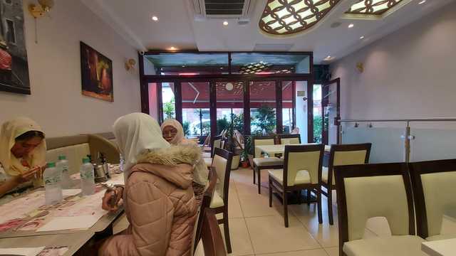 Waiter / Waitress