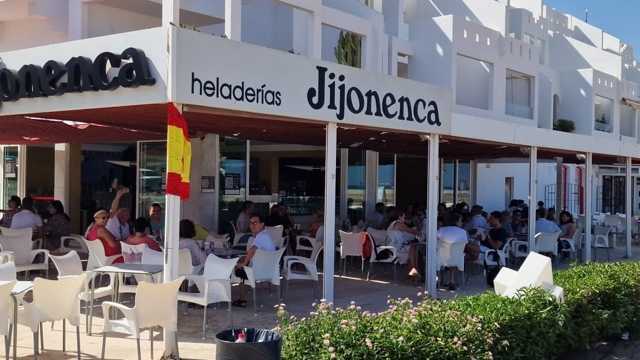 Dependienta de barra heladería