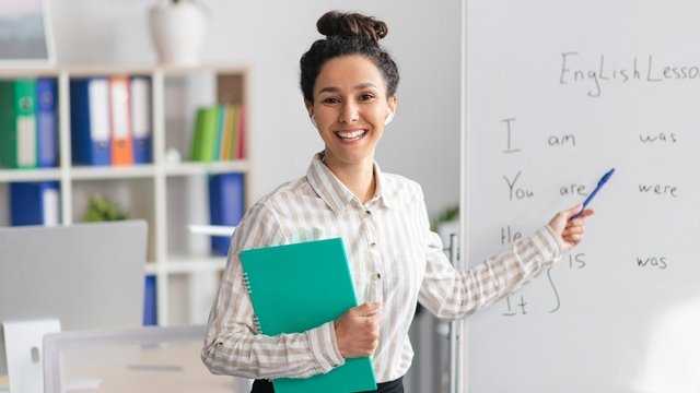 MONITOR/A DE INGLÉS CON ADULTOS - EXTRAESCOLARES- 2025