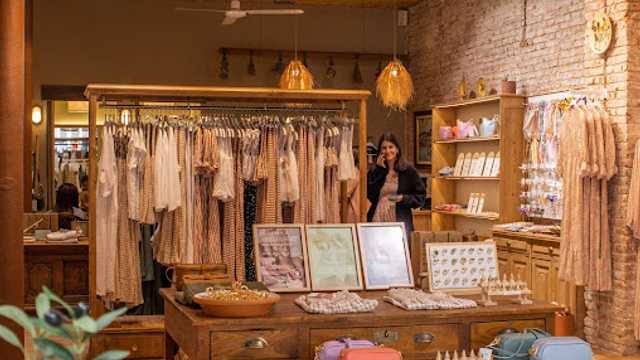 Dependienta & Asesora de moda / Sales Assistant