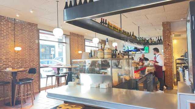 CAMARERO/A 3 años experiencia restaurante DOMINGOS LIBRES