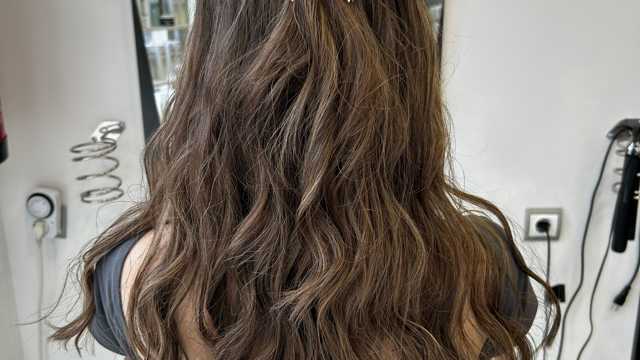 oficial de peluquería y esteticista