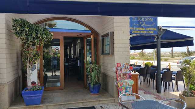 Camarero/a y Ayudante/a de Cocina