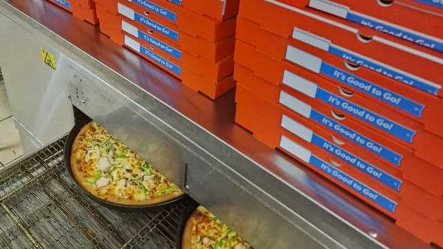 Pizza Maker / taking orders on the telephone
