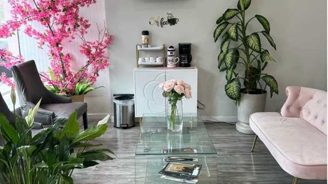 4 Nail Technicians (Full-Time)