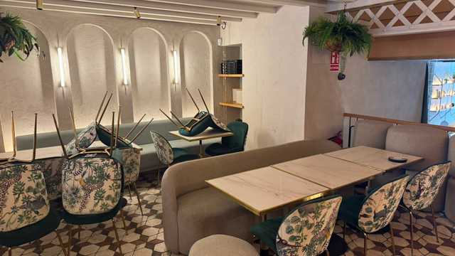 Cocinero jefe, ayudante de cocina ,camareros