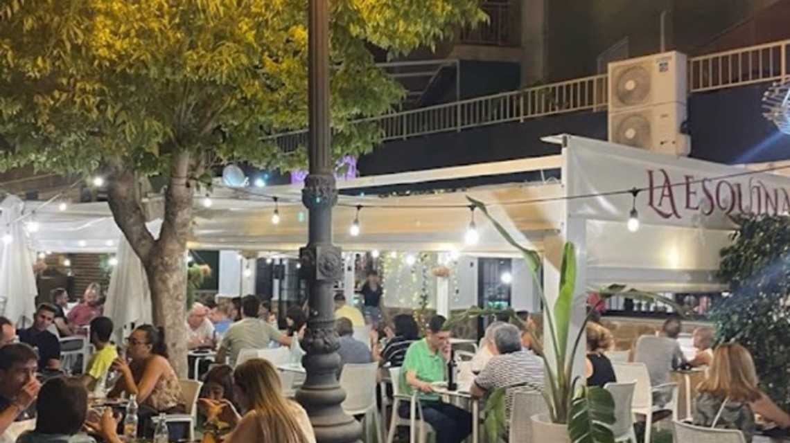 Restaurante La esquina.  cover image